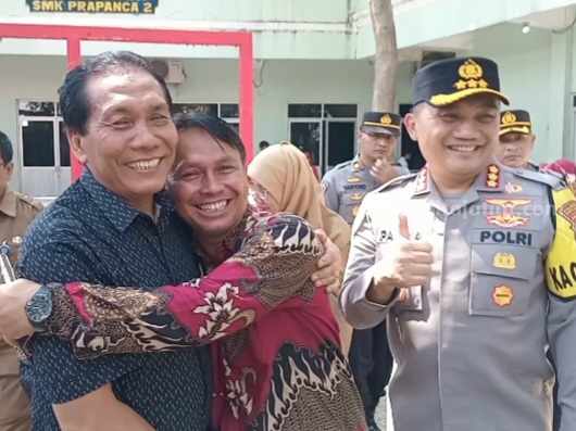 Sepakat Damai, Kapolrestabes Surabaya Buka Segel SMK Prapanca 2 Soewandi, kepala sekolah lama dan Kepala SMK Prapanca 2 Surabaya berpelukan usai pembukaan gembok pagar sekolah.