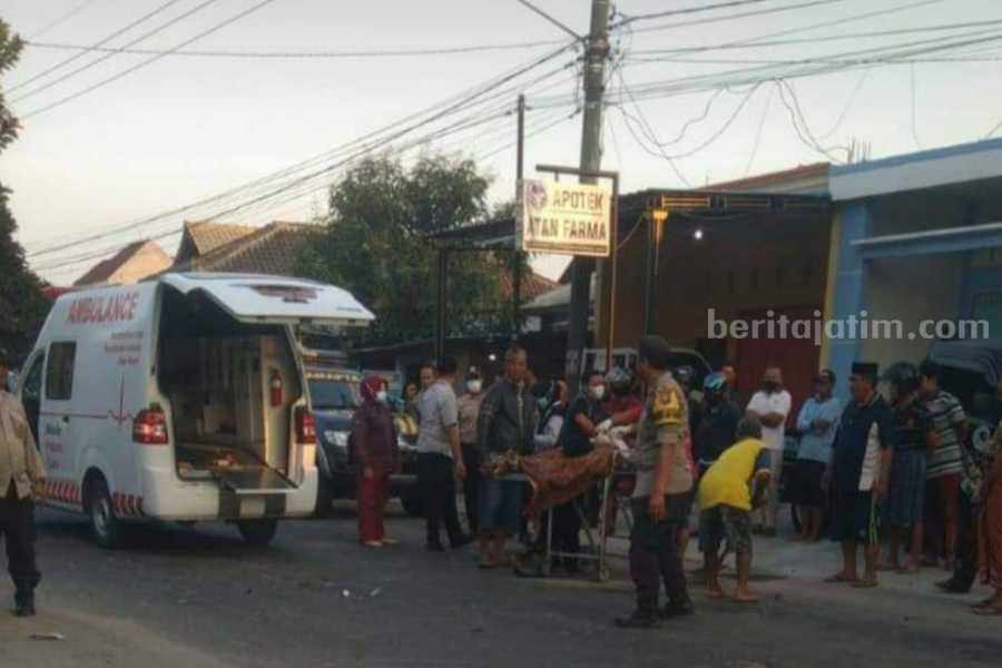 Petugas saat mengevakuasi jenazah korban kecelakaan beruntun di Jalan Raya Grabahan-Karangrejo masuk Desa Grabahan Kecamatan Karangrejo Kabupaten Magetan, Jawa Timur, Rabu (6/9/2023) pukul 05.15 WIB.