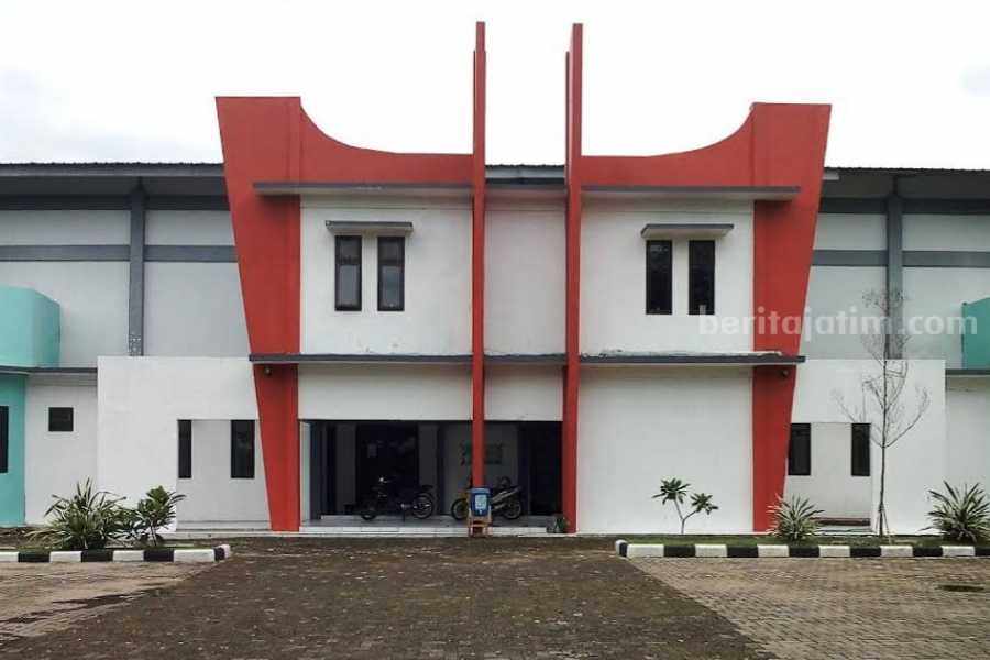 GOR Bulutangkis di Jalan Bupati Sudibyo, Kelurahan Tambran Kecamatan/ Kabupaten Magetan.