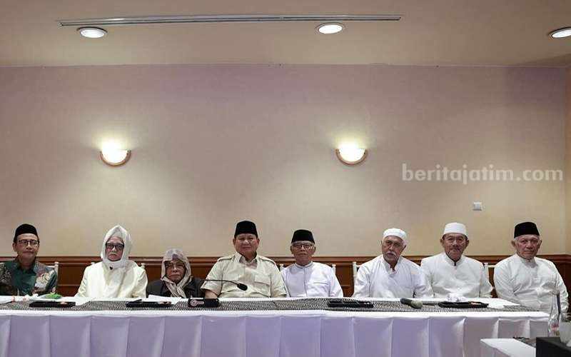 Capres Prabowo Subianto dan beberapa kiai khos di Jatim (foto dari IG Prabowo)