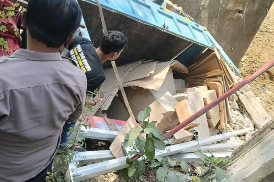 Truk di Lamongan Ini Jatuh ke Dasar Sungai Saat Lintasi Jembatan Tua