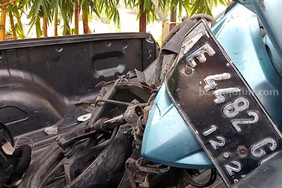 Motor yang dikendarai sekeluarga asal Madiun.