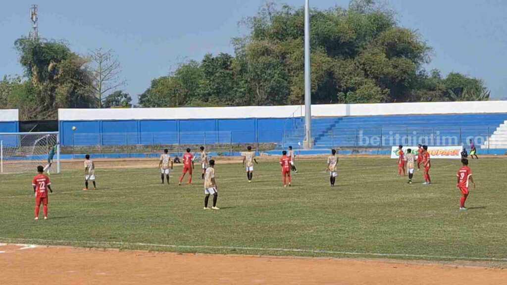 Proses terciptanya gol Tim Sepak Bola Porprov Kabupaten Mojokerto di Stadion Gajah Mada Kecamatan Mojosari, Kabupaten Mojokerto. [Foto : Misti/beritajatim.com]