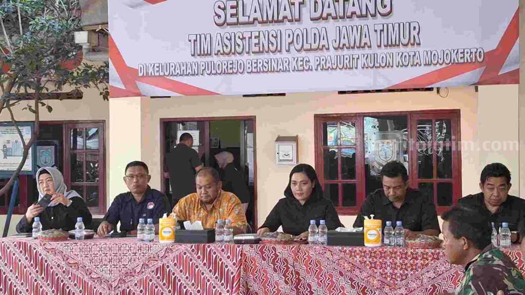 Asistensi Polda Jawa Timur saat mengunjungi Kelurahan Pulorejo, Kecamatan Prajurit Kulon, Kota Mojokerto. [Foto : Misti/beritajatim.com]