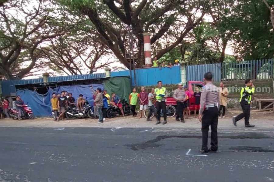 Polisi saat melakukan olah TKP kecelakaan di di Jalan Raya Maospati-Ngawi, Kelurahan/Kecamatan Karangrejo Magetan tepatnya di timur Pabrik Gula Poerwodadie, Kamis (7/9/2023) pukul 16.30 WIB.