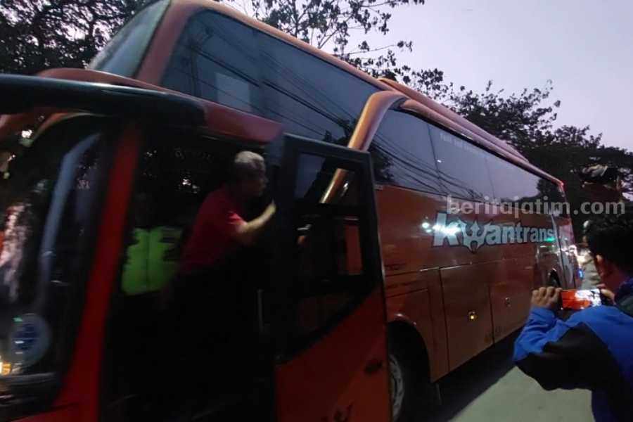Polisi saat melakukan olah TKP kecelakaan di di Jalan Raya Maospati-Ngawi, Kelurahan/Kecamatan Karangrejo Magetan tepatnya di timur Pabrik Gula Poerwodadie, Kamis (7/9/2023) pukul 16.30 WIB.