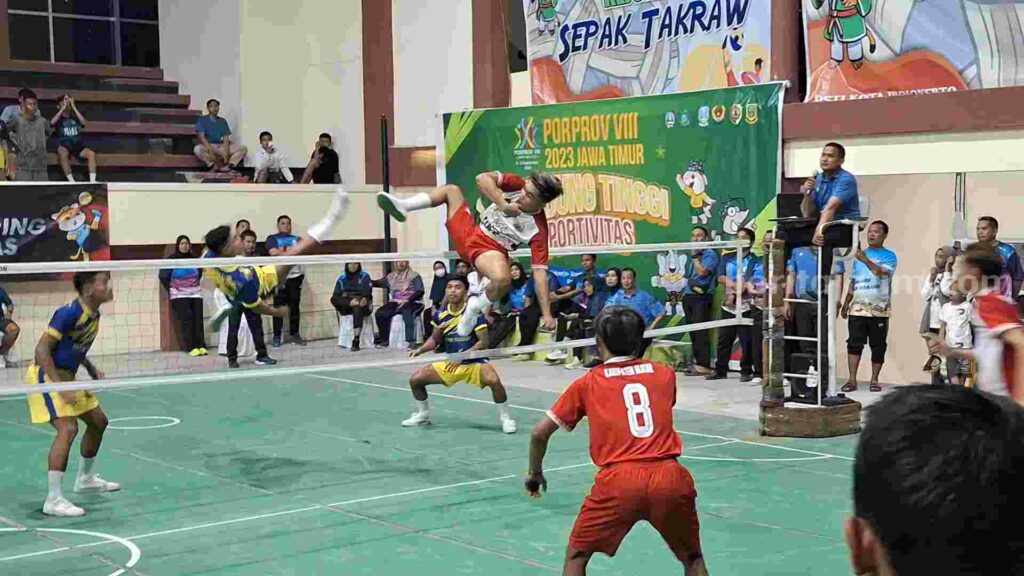Tim Sepak Takraw Kabupaten Blitar saat melawan Kabupaten Bangkalan di GOR Seni Majapahit Kota Mojokerto. [Foto : Misti/beritajatim.com]