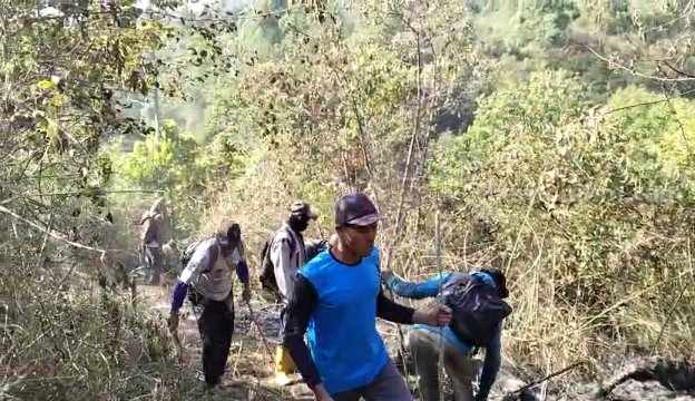Warga saat membuat ilaran di kawasan RPH Manyul Desa Girimulyo Kecamatan Jogorogo Kabupaten Ngawi untuk mencegah kebakaran terjadi.