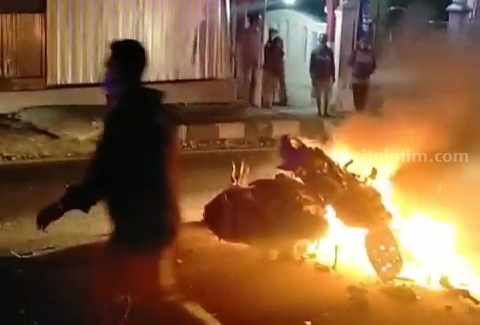 Motor Honda Minthi dan Yamaha Aerox yang terbakar di di Jalan Raya Plaosan-Sarangan masuk Kelurahan/Kecamatan Plaosan Kabupaten Magetan, Jawa Timur, Sabtu (9/9/2023) pukul 22.00 WIB