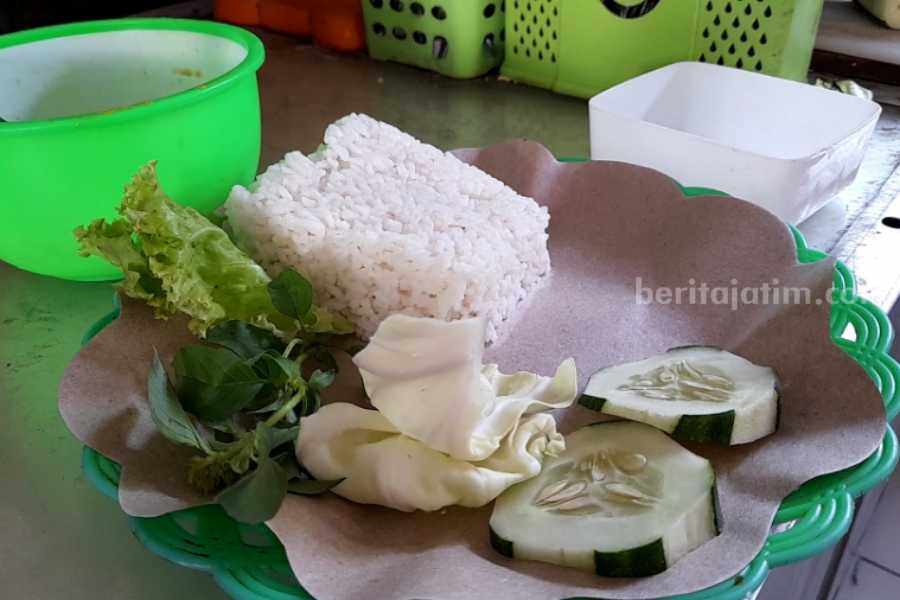 Beras Mahal, Pedagang Makanan di Ngawi Kurangi Porsi Nasi Warung makan di Street Food Ngawi yang terdampak tingginya harga beras.