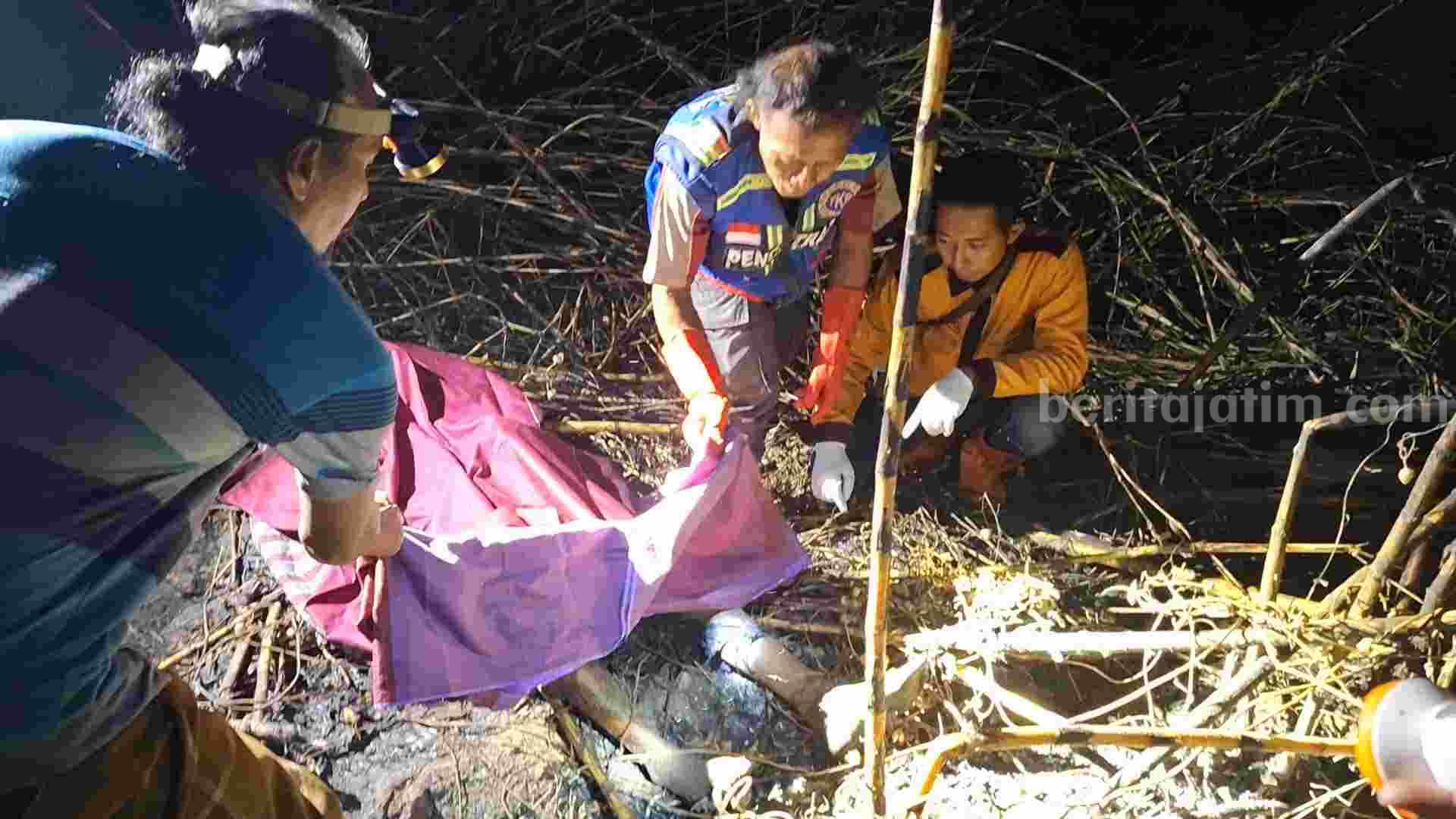 Unit Identifikasi Satreskrim Polresta Mojokerto saat melakukan olah TKP. [Foto : Misti/beritajatim.com]