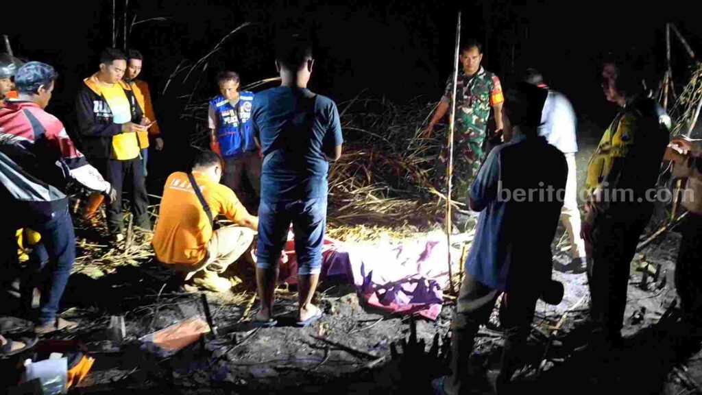 Unit Identifikasi Satreskrim Polresta Mojokerto saat melakukan olah TKP. [Foto : Misti/beritajatim.com]