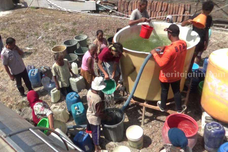 Warga Dusun Glagahselang Desa Papungan Kecamatan Pitu Kabupaten Ngawi saat mengambil bantuan air bersih dari BPBD Ngawi.