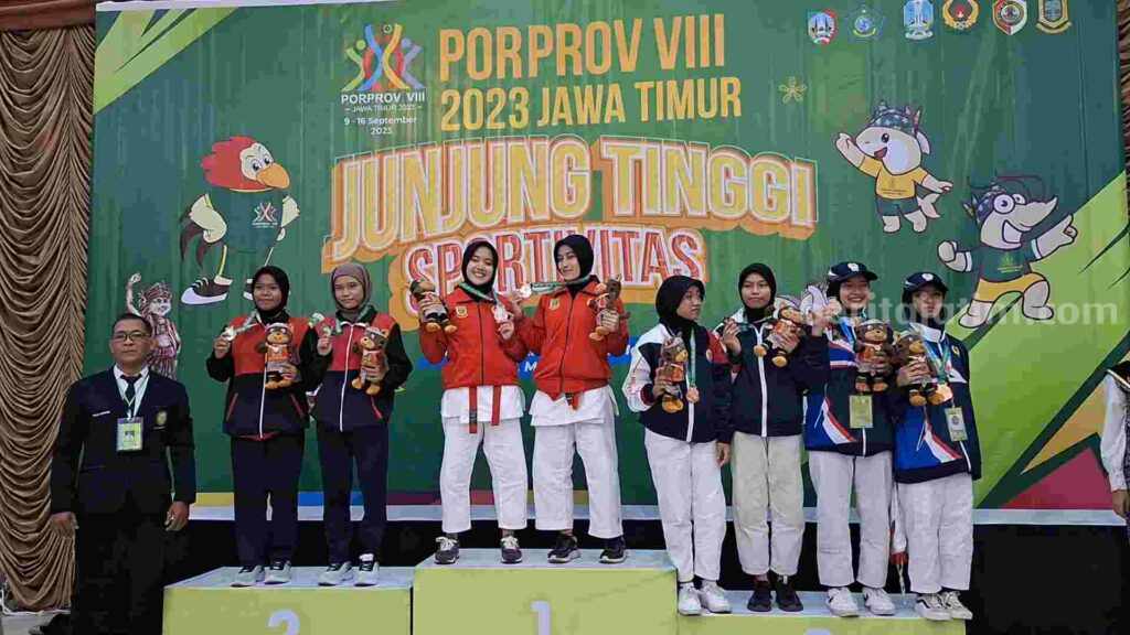 Kontingen cabor Jujitsu Kota Mojokerto Bethary Lunamaya Angelica dan Nadhilah Putri Shabrina saat menerima UPP di gedung Astoria Kota Mojokerto. [Foto : Misti/beritajatim.com]