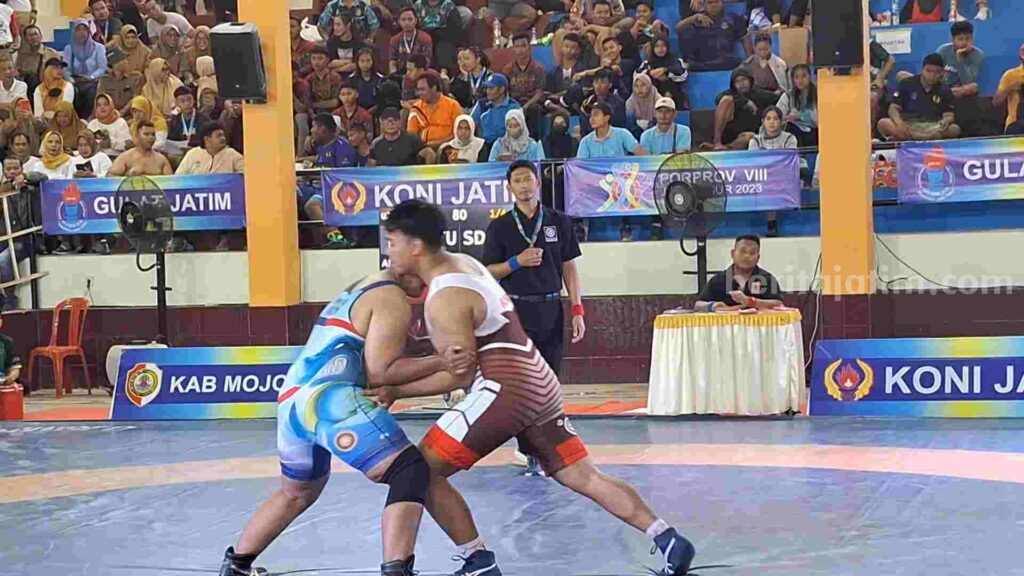 Cabor gulat saat berlaga di GOR Diknas Kabupaten Mojokerto. [Foto : Misti/beritajatim.com]