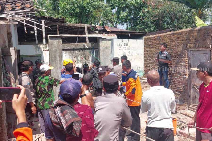 Petugas saat mengevakuasi Pujianto yang tercebur sumur rumahnya di Desa Pelem Kecamatan Karangrejo Kabupaten Magetan, Jumat (15/9/2023)
