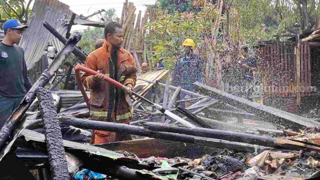Petugas PMK Pemkot Mojokerto melakukan pemadaman di rumah yang berada di Jalan Raya Lingkungan Kedungsari, Kelurahan Gunung Gedangan, Kecamatan Magesari, Kota Mojokerto. [Foto : Misti/beritajatim.com]