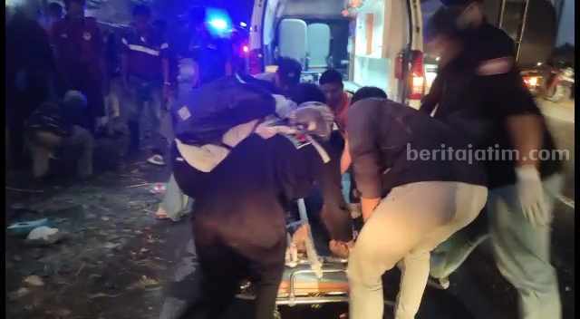 2 Pemuda Ngawi Tabrak Bokong Bus Sumber Selamat Petugas PSC Ngawi saat mengevakuasi dua pemuda yang menabrak bus di Jalan Raya Ngawi-Maospati masuk Desa/Kecamatan Geneng Ngawi, Selasa (19/9/2023) pukul 17.59 WIB.