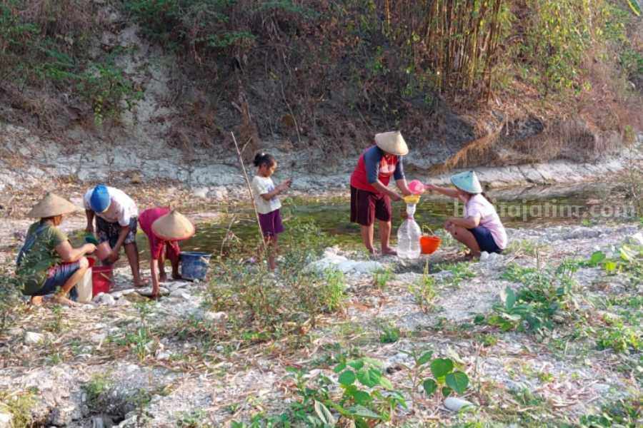 Warga Dusun/Desa Cantel Kecamatan Pitu Kabupaten Ngawi, Jawa Timur saat mengambil air di belik sungai dusun setempat, Rabu (20/9/2023)
