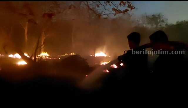 Damkar Ngawi saat masih melakukan penanganan di TPK Banjarejo, Desa Banjarbanggi Kecamatan Pitu Kabupaten Ngawi, Jawa Timur, Jumat (22/9/2023)