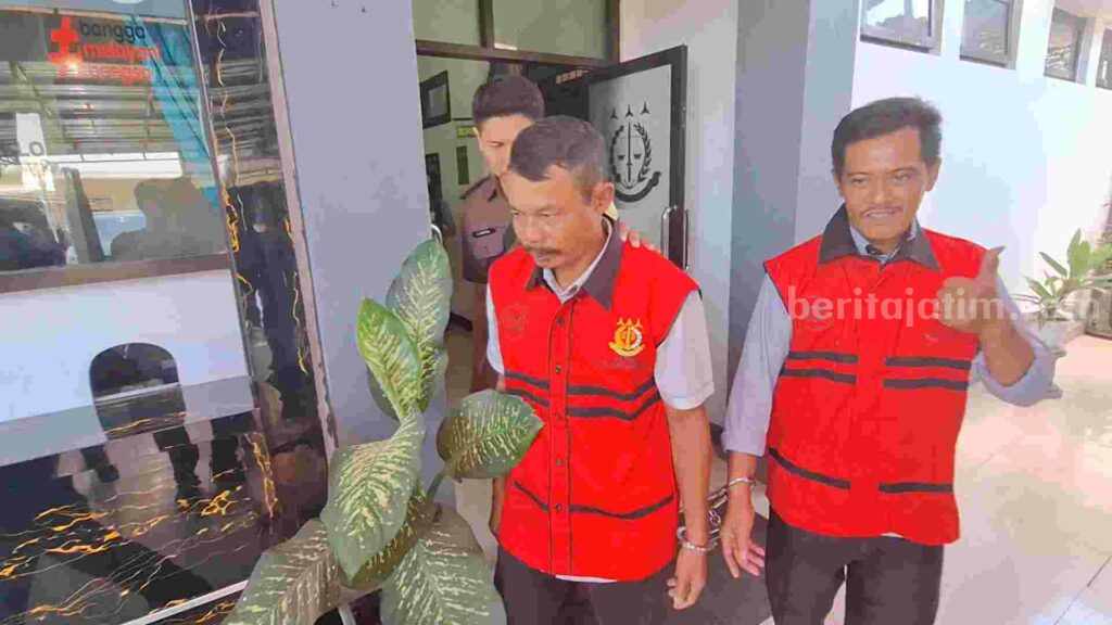 Kades Rejosari Suprapto (45) dan Kadus Lebaksari Hariyanto (50) saat dibawa ke Lapas Klas IIB Mojokerto. [Foto : ist]