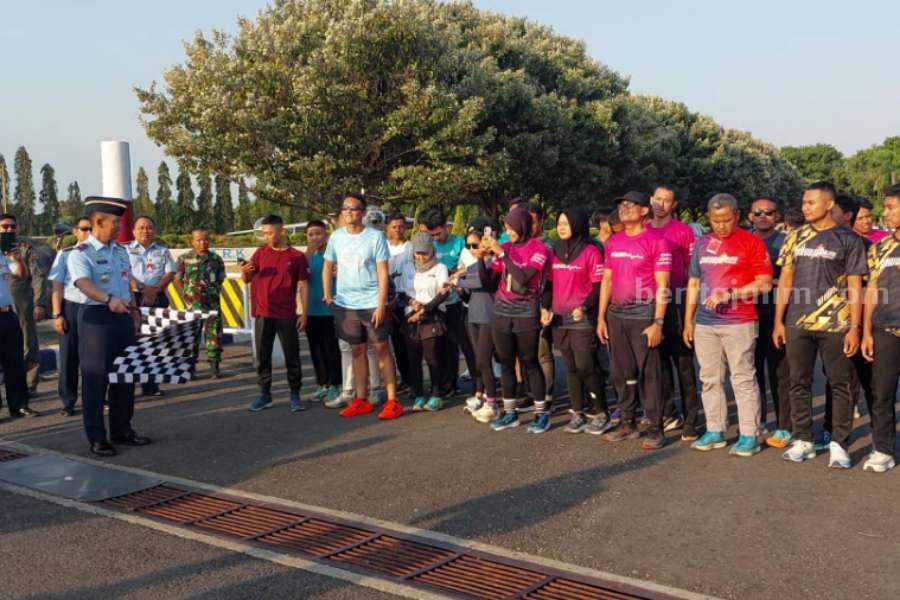 Danlanud Iswahjudi saat mempersilakan para pelari menjajal trek lari di Main Apron Lanud Iswahjudi usai launching Iswahjudi Air Force Run, Selasa (26/9/2023)