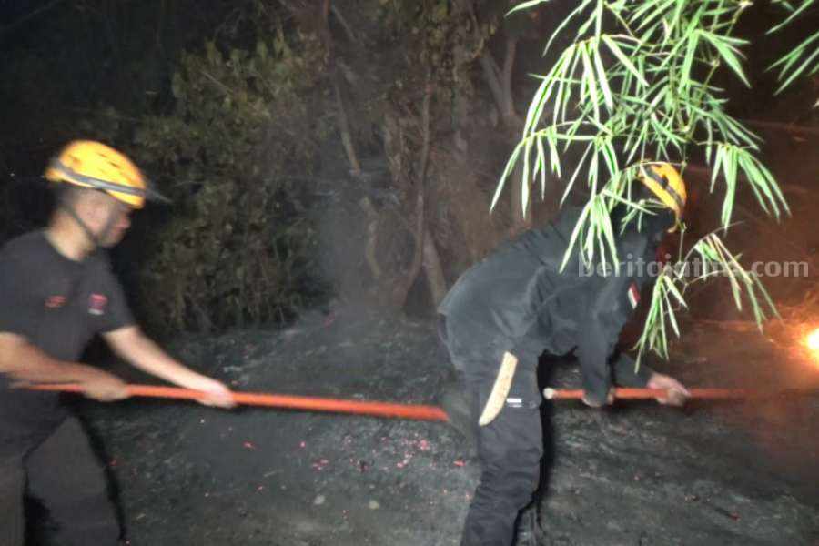 Petugas gabungan saat melakukan penanganan untuk memadamkan api di lereng Gunung Bancak di dekat Makam Maduretno Desa Giripurno, Kawedanan, Magetan, Jawa Timur, Selasa (26/9/2023).