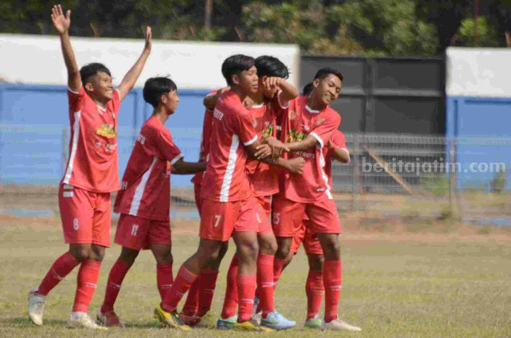 Tim Sepak Bola Kabupaten Mojokerto saat menjalani babak penyisihan di Stadion Gajah Mada, Kecamatan Mojosari, Kabupaten Mojokerto beberapa waktu lalu. [Foto : ist]