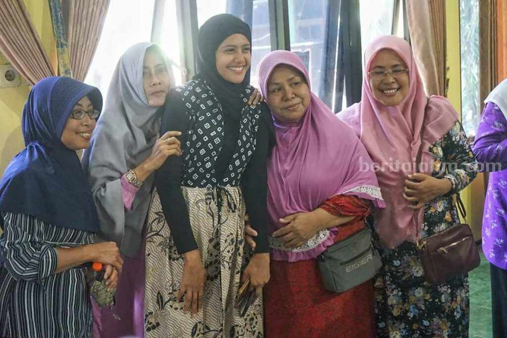 Bunda Fey Serahkan Santunan Kepada 120 Mustahik Kota Kediri
