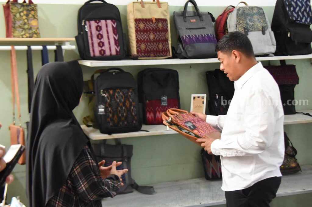 Walkot Kediri : Galeri Adia Bag, Produknya Keren dan Gunakan Tenun Ikat Wali Kota Kediri