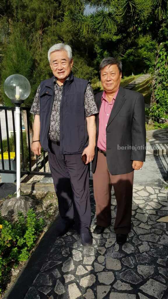 Lioe Nam Khiong saat bersama Presiden World Taekwondo.