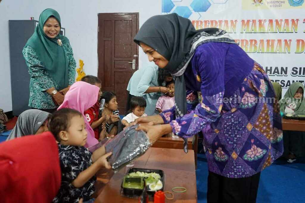 Ketua TP PKK Kota Kediri Beri PMT pada 20 Balita Singonegaran Kediri