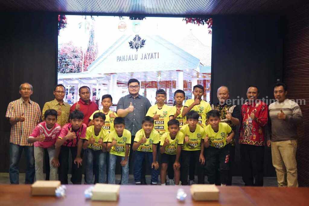 Bupati Kediri Beri Hadiah Sepatu Bola Bagi 12 Siswa SSB yang Akan Tanding ke Vietnam Bupati Kediri