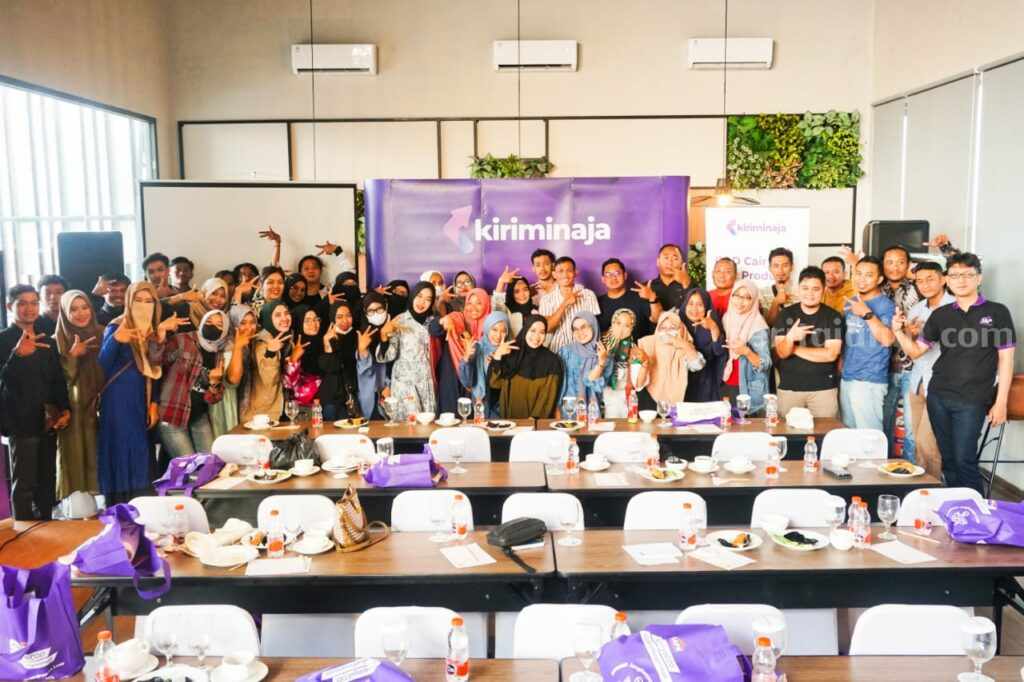 Para pebisnis Tuban saat sesi foto acara acara Meet & Share Tuban Kopdar Pebisnis.