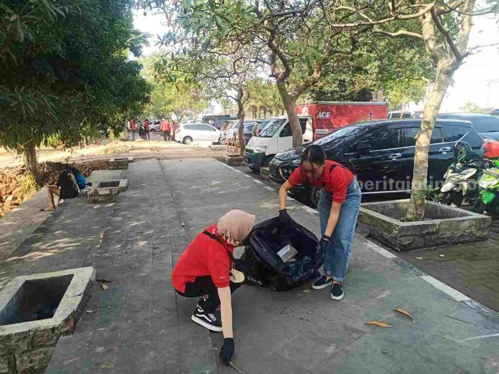 ACE Hardware Aksi Bersih-bersih Simpang Lima Gumul Kediri