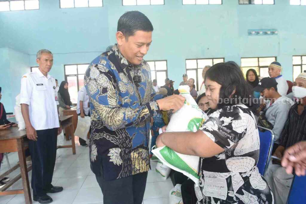 Wali Kota Kediri Serahkan Bantuan Pangan Beras Kediri