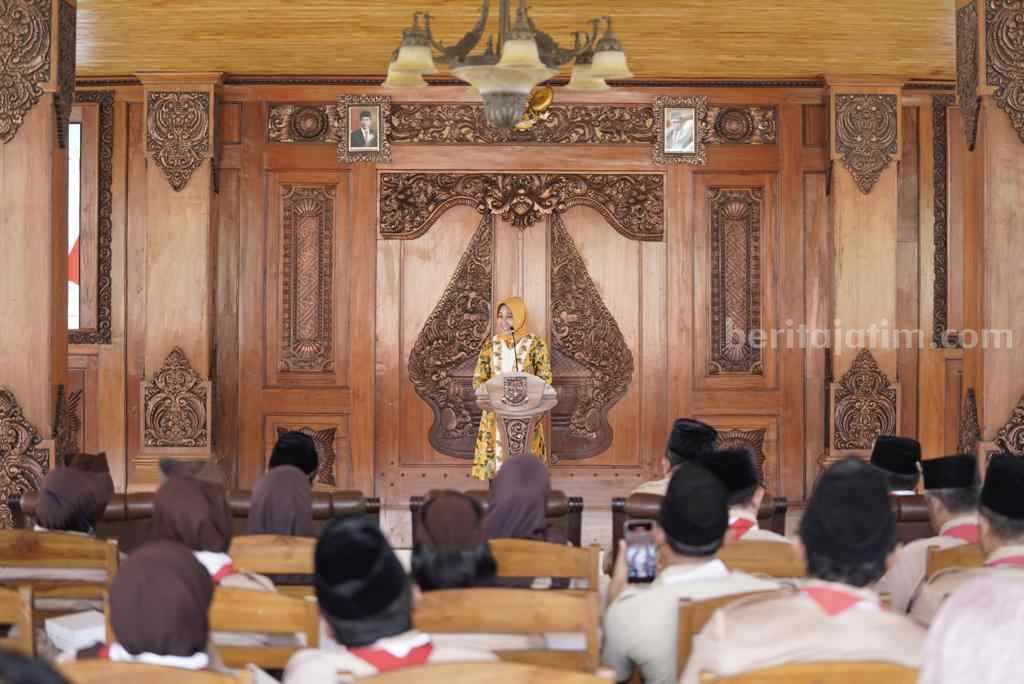 Wali Kota Mojokerto Ika Puspitasari saat memberangkatkan 40 orang kontingen peserta Jambore Daerah Jawa Timur Tahun 2023 di Pendopo Sabha Mandala Tama, Balai Kota Mojokerto. [Foto : ist]