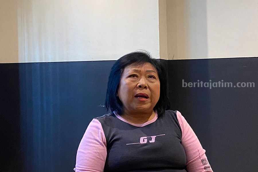 Ida Susanti saat diwawancarai Beritajatim di sebuah cafe di Jalan Dharmahusada, Jumat (29/09/2023). Foto/anggadia