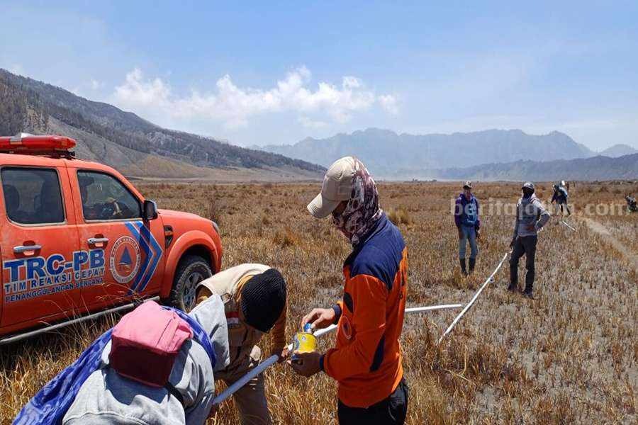 Sejumlah petugas BPBD Kabupaten Probolinggo saat lakukan pemasangan pipa saluran air.