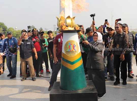 Bupati Jombang Mundjidah Wahab saat menyalakan obor Porprov Jatim VIII/2023 di alun-alun setempat beberapa waktu lalu