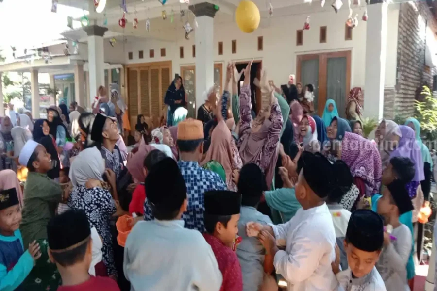 Warga Bangkalan Punya Tradisi Berebut Hadiah