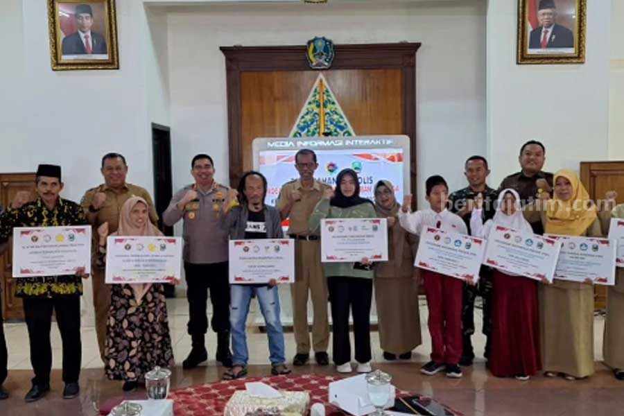 Pemkab Magetan secara simbolis menyerahkan bantuan. (Diskominfo)