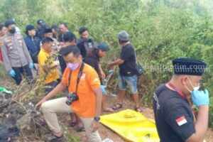 Pembongkaran kuburuan korban pembunuhan di Kecamatan Ketapang, Kabupaten Sampang (Foto: Zamachsari/beritajatim.com)