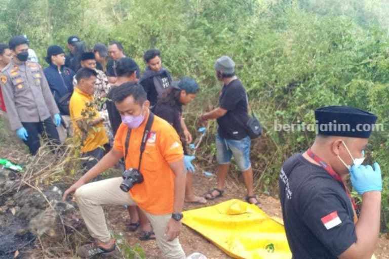 Ibu Kandung Korban Pembunuhan Desak Polres Sampang Tangkap Tersangka Pembongkaran kuburuan korban pembunuhan di Kecamatan Ketapang, Kabupaten Sampang (Foto: Zamachsari/beritajatim.com)