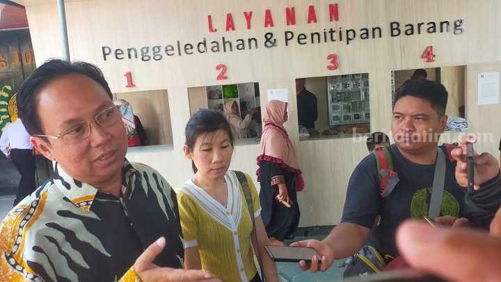 Sejumlah Warga Tionghoa dan Diana Jenguk Mertua-Kakak Ipar di Lapas Jombang jombang