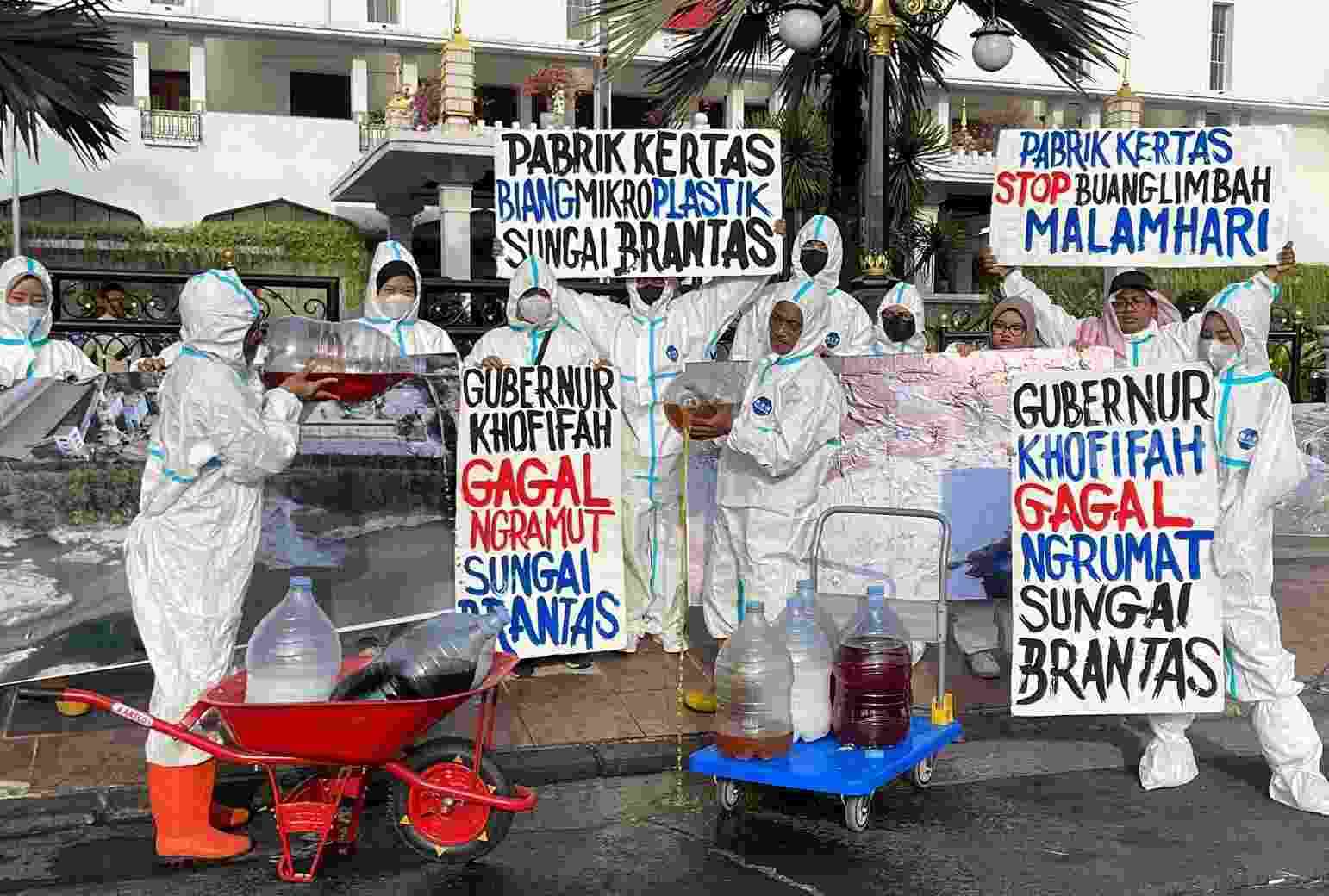 Massa aksi di depan Gedung Grahadi Surabaya membentangkan poster tuntutan kepada Khofifah Indar Parawansa.
