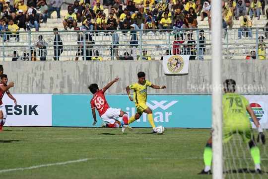 Main 10 Orang, Gresik United Tundukkan Persekat 2-0 Pemain Gresik United saat dihadang pemain Persekat Tegal di laga perdana kompetisi liga musim 2023-2024