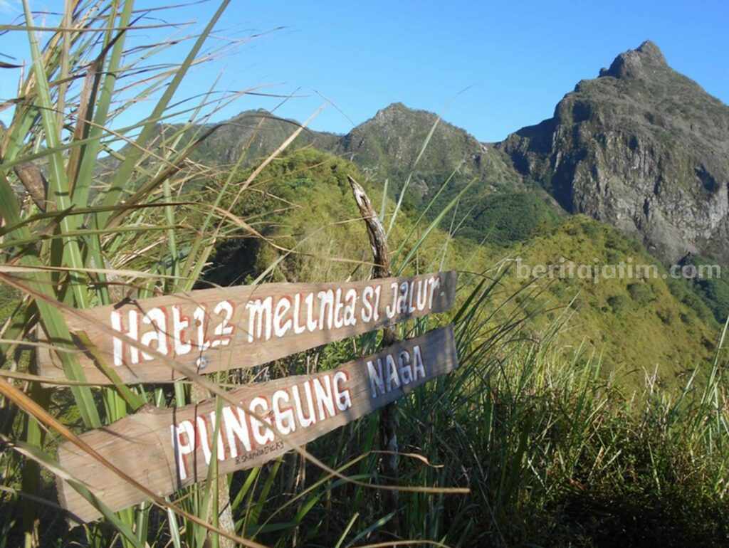 Jaringan Pengamatan Digital Gunung Kelud Blitar-Kediri Rusak Tersambar Petir Pendakian Gunung Kelud Via Blitar.