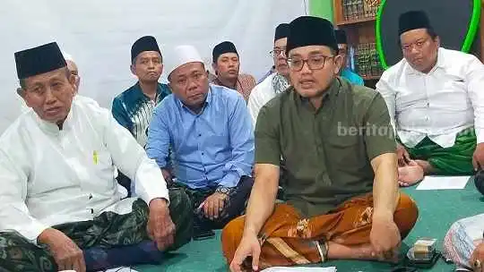 Cucu Pendiri NU Sambut Baik Duet Anies-Cak Imin KH Abdussalam Shohib atau Gus Salam (berkacamata) saat berada di Pondok Denanyar Jombang