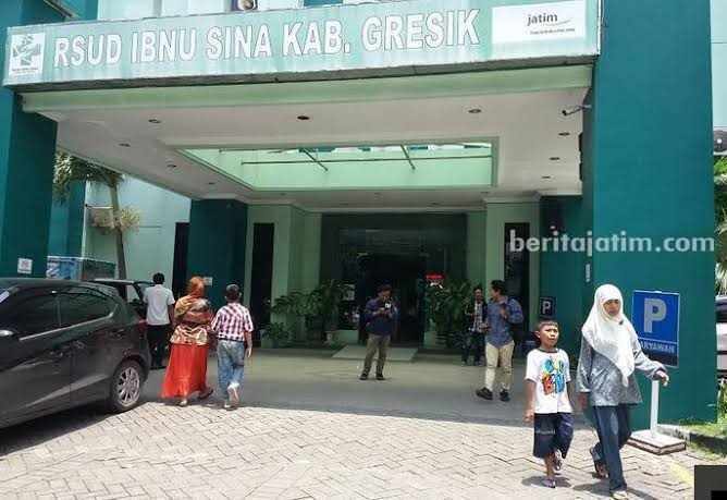 RSUD Ibnu Sina Gresik Segera Bangun Gedung Radioterapi Senilai Rp 20 Miliar Pasien lalu lalang melewati pintu masuk RSUD Ibnu Sina Gresik